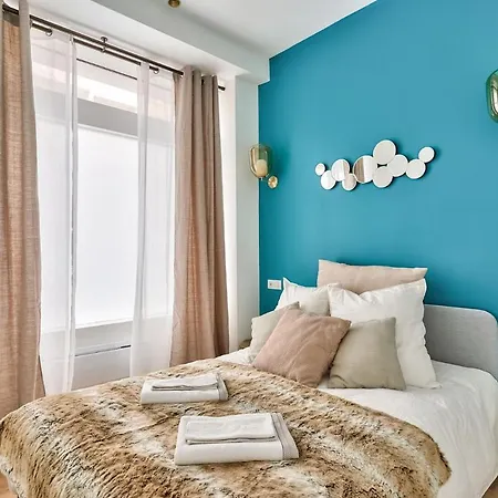 Apartment Newly Renovated ! Stunning 2br In The Heart Of 15 *