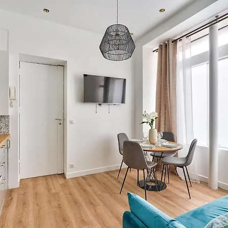 Newly Renovated ! Stunning 2br In The Heart Of 15 *